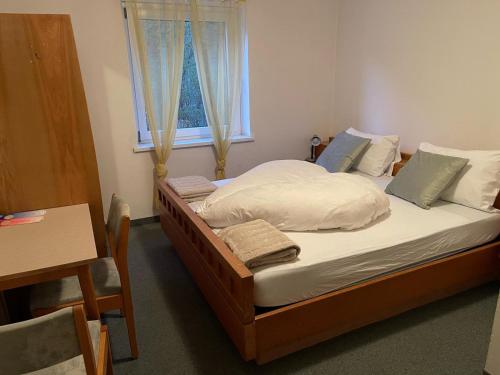 Postel nebo postele na pokoji v ubytování Hotel Mondschein