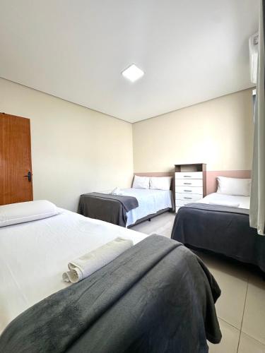 zwei Betten in einem Zimmer mit zwei Betten sidx sidx sidx in der Unterkunft Casa Davisis - PX da JK e Centro - Ate 8 Hospedes in Palmas