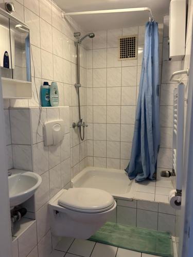 Bilik mandi di Messe-Wohnung mit Balkon