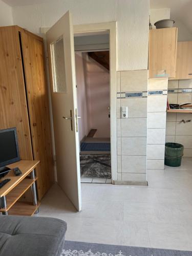 Dapur atau dapur kecil di Messe-Wohnung mit Balkon