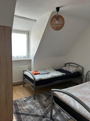 Katil atau katil-katil dalam bilik di Messe-Wohnung mit Balkon