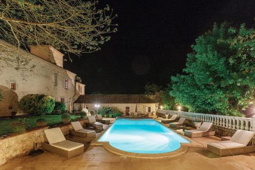 une grande piscine avec des chaises longues dans l'établissement Remarkable renovated castle, à Villeneuve-sur-Lot