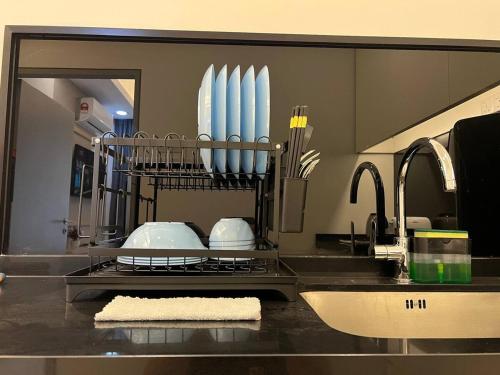ゲンティンハイランドにあるBreezing Retreat 2BR at Ion Delemen Level 23のシンクの上に鏡が付いたキッチンカウンター