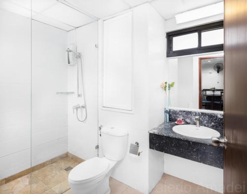 Phòng tắm tại Patong Tower Sea View by PHR