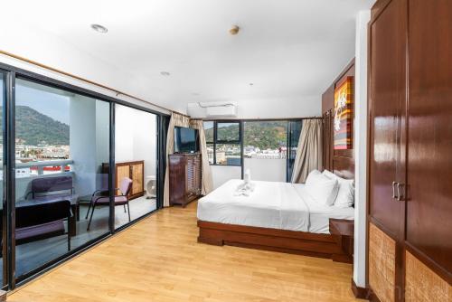 Giường trong phòng chung tại Patong Tower Sea View by PHR