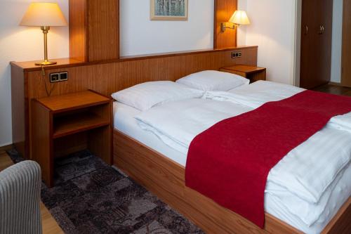 Una cama o camas en una habitación de Hotel Zur Post