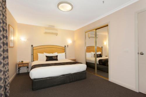 Un pat sau paturi într-o cameră la Melbourne Metropole Central Official