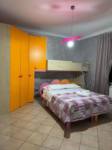 una camera con un letto e una scala di Valendriu's House a Torre Annunziata