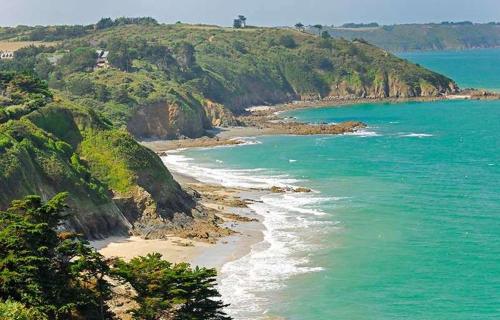 a view of a beach with the ocean at Grande maison familiale avec jardin parking et jeux in Saint-Carreuc