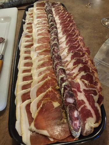 une grosse viande crue et un hot-dog sur une poêle dans l'établissement Ferme auberge du col de la vaccia, à Olivese