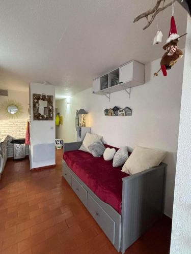 - une chambre avec un lit doté d'un couvre-lit rouge dans l'établissement Studio cabine à barcares, au Barcarès