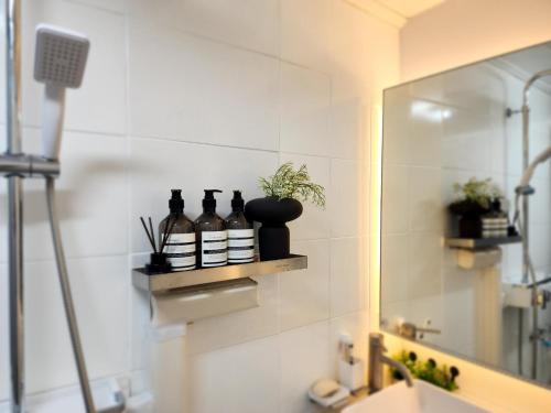 Ένα μπάνιο στο YNNY stay#Yeongdeungpo#Yeouido#7-8 minutes walk from Daebang Station-Line1 and Singil Station-Line1,5