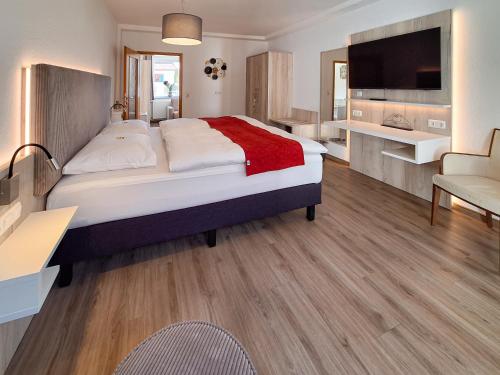 Una cama o camas en una habitación de Hotel Zur Post