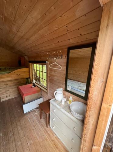 a bathroom with a sink and a mirror in a cabin at Tradisjonell norsk hytte i vakre Rasdalen in Vossevangen