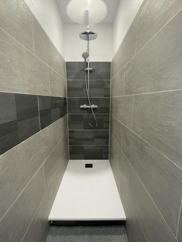 une salle de bain avec une douche avec un banc dedans dans l'établissement Maison Cozy à Saint-Brevin à Deux Pas de la Mer, à Saint-Brévin-les-Pins