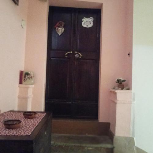 a wooden door in a room with a table at Casa 28 Luglio - Appartamento in Mercatello sul Metauro