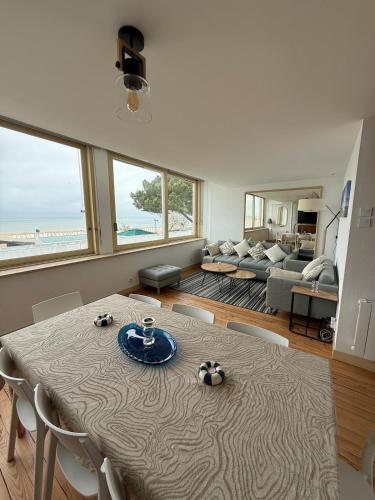un salon avec une table et un canapé dans l'établissement Appartement vue mer plein centre Arcachon, à Arcachon