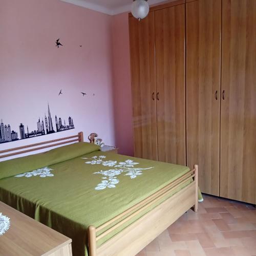 a bedroom with a bed with a green bedspread at Casa 28 Luglio - Appartamento in Mercatello sul Metauro