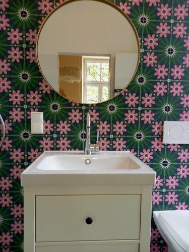a bathroom with a sink and a mirror at LaVie - Doppelzimmer in Bestlage, Zentrum in Bad Ischl