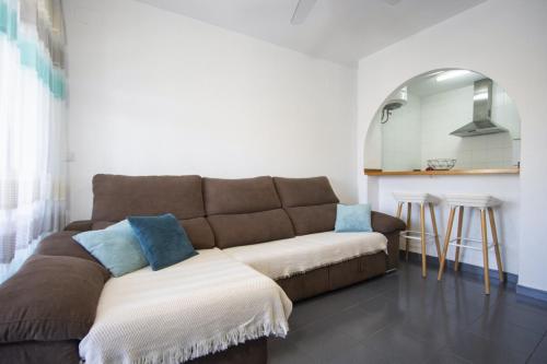 salon z kanapą i lustrem w obiekcie ALEGRIA ID14 w mieście Torrevieja