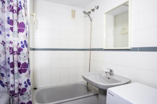 łazienka z umywalką i wanną w obiekcie ALEGRIA ID14 w mieście Torrevieja