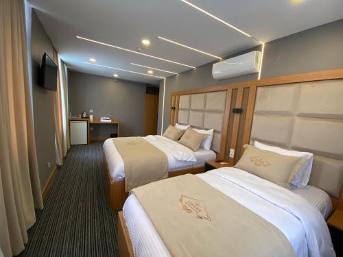 イスタンブールにあるTuyap Vip inn Hotelsのベッド2台とテレビがあるホテルの部屋