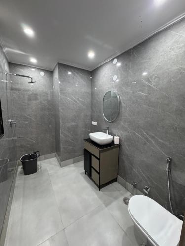 Ένα μπάνιο στο The Royal Suites