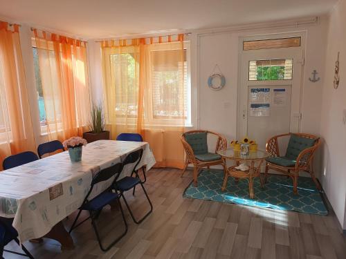 a dining room with a table and chairs at Főnix Üdülőház Zamárdi in Zamárdi