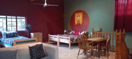Χώρος καθιστικού στο Pinetown Accommodation-Double Storey Apartment