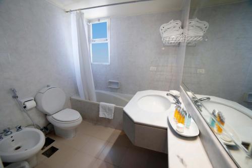 Ένα μπάνιο στο Holiday Home Suites