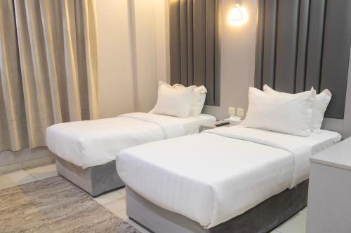 Postel nebo postele na pokoji v ubytování Areen Al Naeem Served Apartments