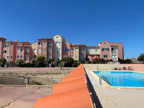 une piscine devant un immeuble dans l'établissement Studio cabine à barcares, au Barcarès