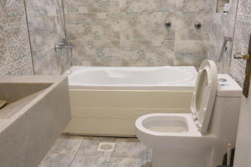 Ένα μπάνιο στο Areen Al Naeem Served Apartments