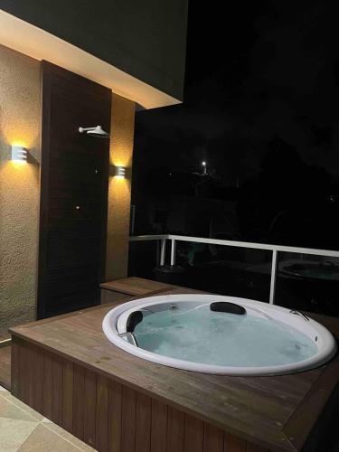 a large jacuzzi bath tub in a room at Luxo com Spa exclusivo no paraíso do Peró! in Cabo Frio