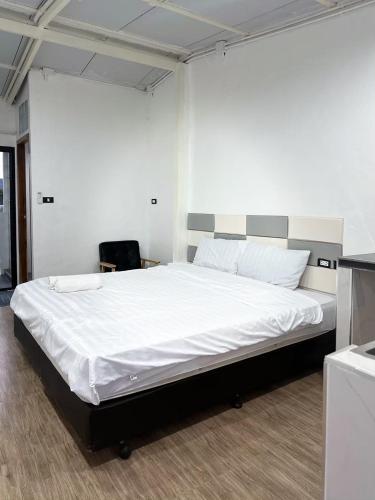 a bedroom with a large white bed in a room at Megun 10 in Ban Bang Phlat