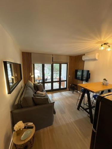 a living room with a couch and a table at Hauzify I Apartament Mar d'Aro in Platja  d'Aro