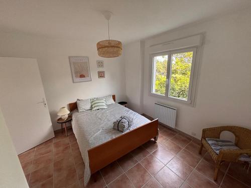 une chambre avec un lit et une fenêtre dans l'établissement Locquirec Les pieds dans l'eau 6 personnes, à Locquirec