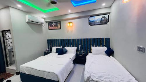 Ένα ή περισσότερα κρεβάτια σε δωμάτιο στο Hotel AL MARKAZ