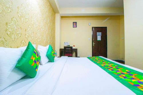 Postel nebo postele na pokoji v ubytování Treebo Shimla Ayurvedic Retreat, Kufri - Pure Veg