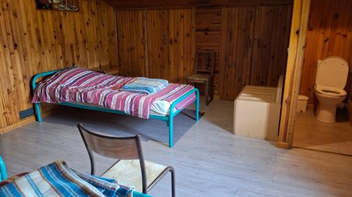 Cette petite chambre comprend un lit et des toilettes. dans l'établissement Chalet de caractère, à Alex