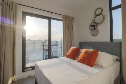 Giường trong phòng chung tại Unit 9 Luxe 2 Bedroom Penthouse Sleeps 6