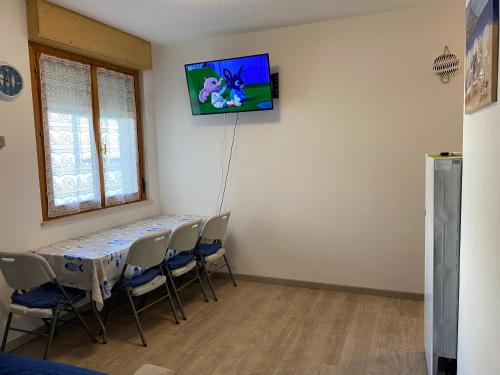 Μια τηλεόραση ή/και κέντρο ψυχαγωγίας στο La Casetta Sul Mare di Ginevra & Emanuele