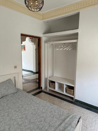 Postel nebo postele na pokoji v ubytování Riad Ben Tanger