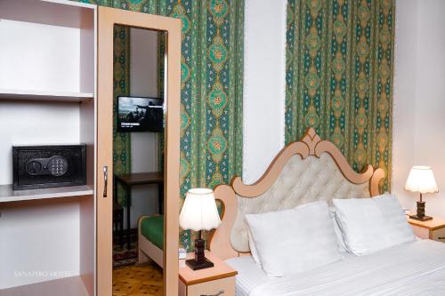 Postel nebo postele na pokoji v ubytování Sanapiro Hotel