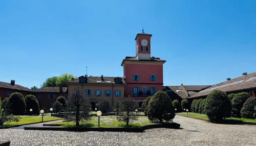 a building with a clock tower on top of it at Sofà appartamenti in Pavia