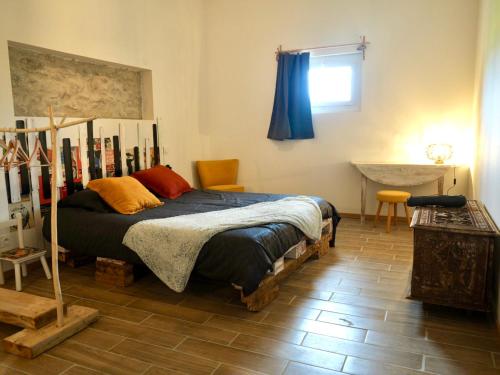 Postel nebo postele na pokoji v ubytování Chambre d hôtes Atelier de Jean Paul