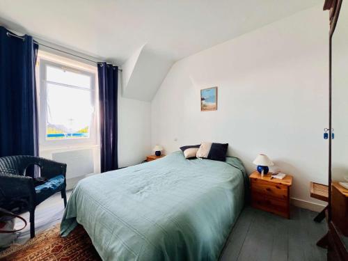 une chambre avec un lit, une chaise et une fenêtre dans l'établissement Maison familiale proche plage à Quiberon - FR-1-478-315, à Quiberon