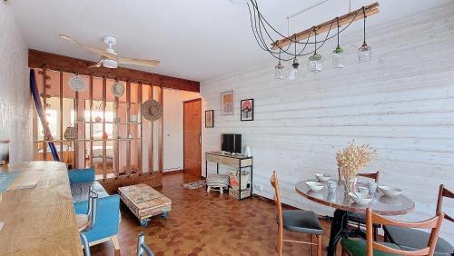 un salon avec une table et une salle à manger dans l'établissement V-Sable d'or 01-Vieux Boucau Appartement 3 pièces proche de l'océan, à Vieux-Boucau-les-Bains