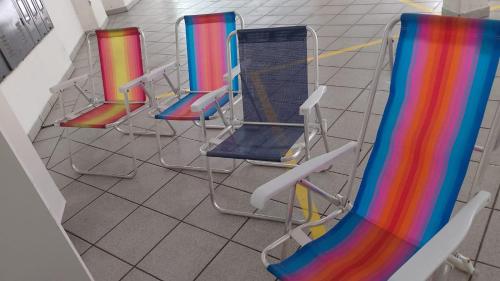 eine Sitzgruppe in einem Zimmer in der Unterkunft Apartamento na melhor localização da meia praia em itapema com garagem para camioneta suv in Itapema