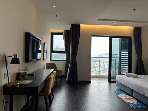 TV a/nebo společenská místnost v ubytování Halong Seaview Retreat